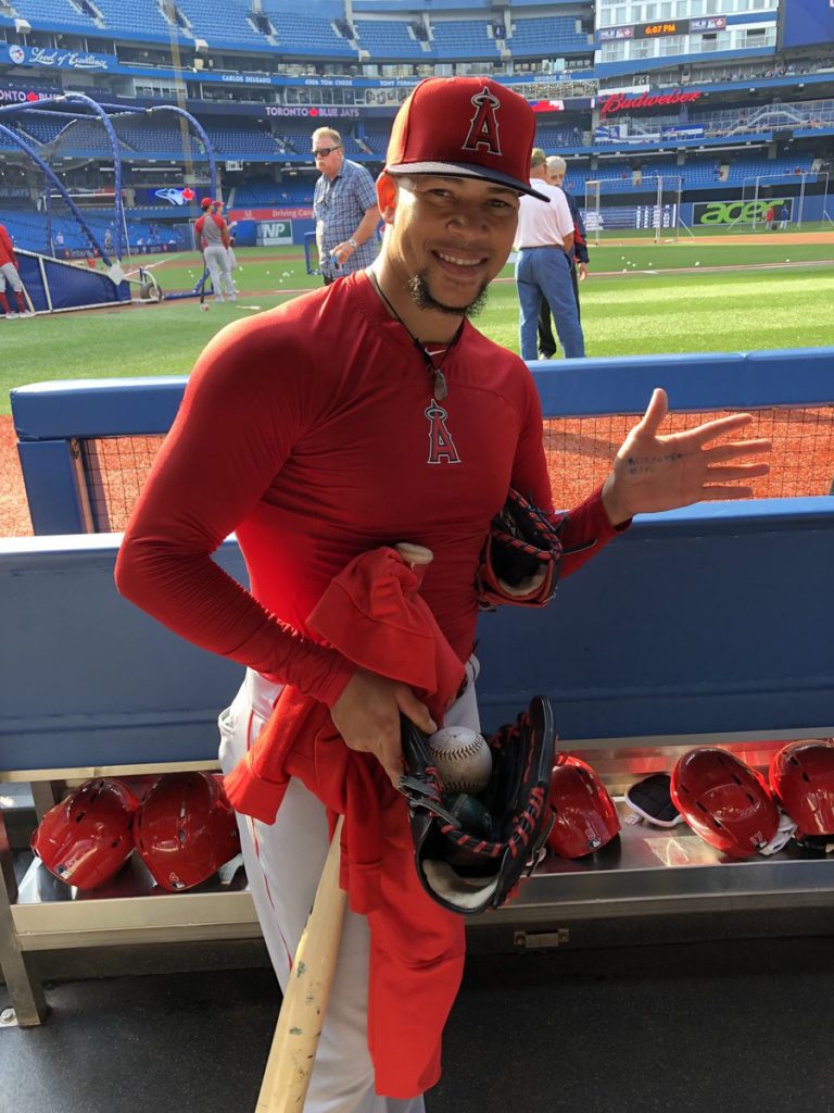 ロブレス(エンゼルス)左手の手のひらに文字を!?日本語や登場曲も調査!!